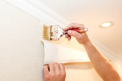 Pose de papier peint à Artix — revêtements muraux et toiles de verre